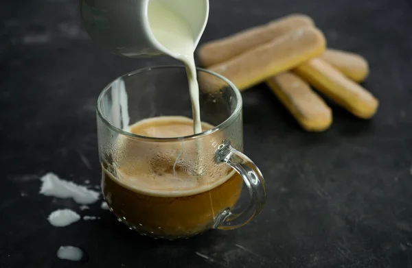 Selectieve focus, mok warme koffie met room en koekjes — Stockfoto