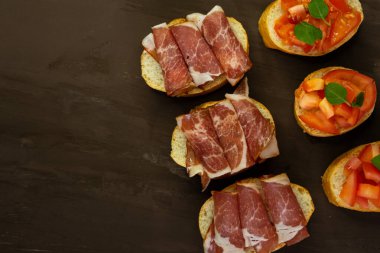 seçici odaklanma, İtalyan aperatifi bruschetta, domatesli ve füme etli