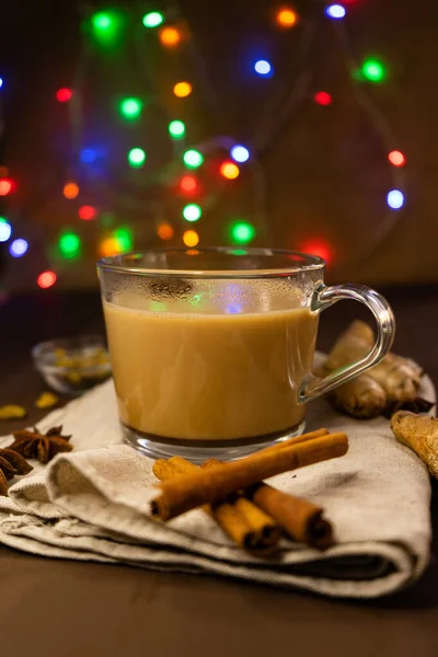 Selectieve focus, Indiase masala thee op de achtergrond van kerstverlichting — Stockfoto