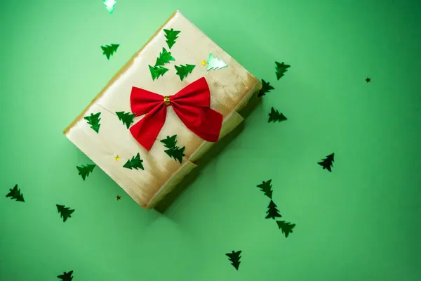 Focus selettivo, regalo di Capodanno su sfondo verde, spazio di copia — Foto Stock