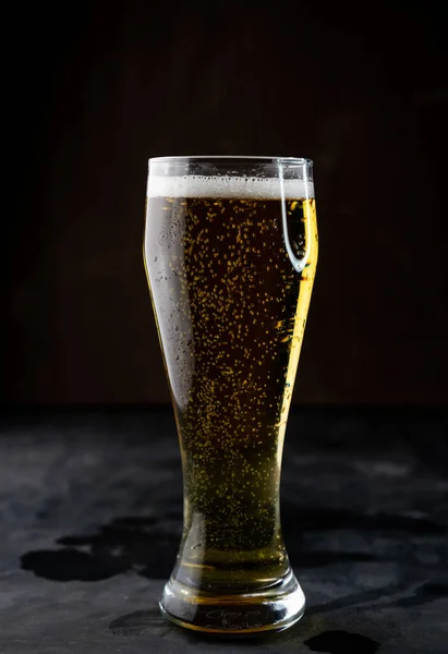 Mise au point sélective, un verre de lager avec mousse — Photo