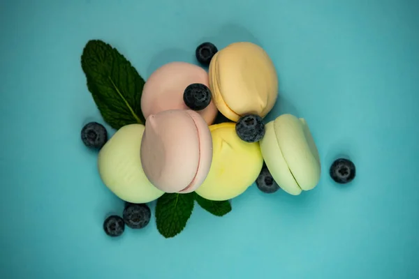 Селективний фокус, кольоровий фруктовий зефір з ягодами чорниці — стокове фото