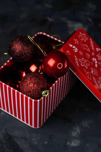 Blikken doos met kerstballen — Stockfoto