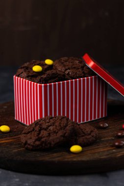 Seçici odak, kırmızı kutuda çikolatalı yulaf ezmeli kurabiye.