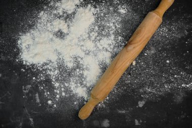 seçici odak, koyu arkaplanda dağınık buğday unu