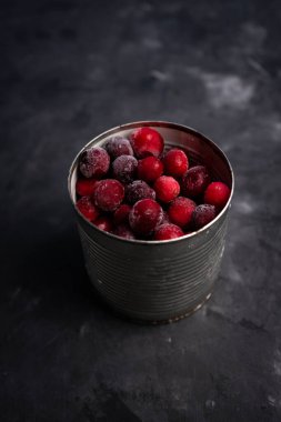 seçici odak, donmuş kırmızı kızılcıklar