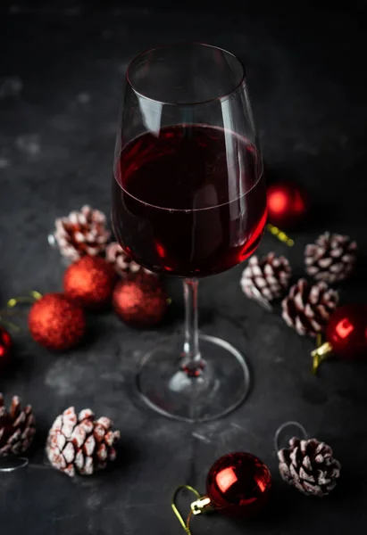 Kieliszek czerwonego wina w świątecznych dekoracjach — Zdjęcie stockowe