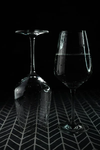 Selektywna ostrość, przezroczyste kieliszki do wina z wodą — Zdjęcie stockowe