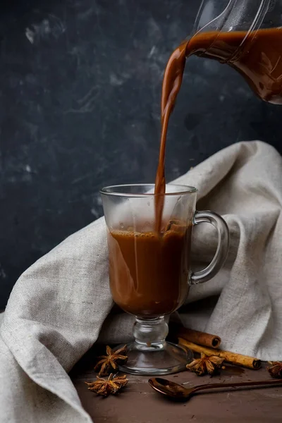 Warme cacao in een transparante mok met specerijen — Stockfoto