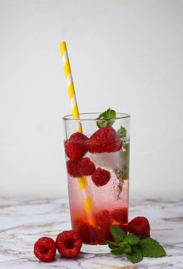 Ahududu ve nane ile ferahlatıcı içecek