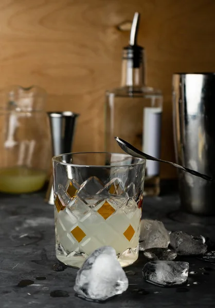 Selektiver Fokus, alkoholisches Getränk im niedrigen Glas, Bar — Stockfoto