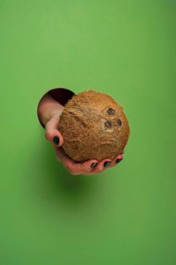 Kadın eli arka planda dairesel bir delikte