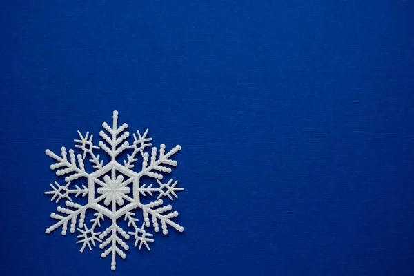 Селективная фокусировка, белая декоративная снежинка — стоковое фото