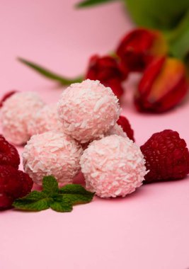 Ahududulu pembe hindistan cevizi şekeri