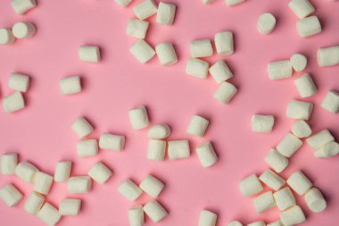 Seçici odak, beyaz küçük şekerlemeler