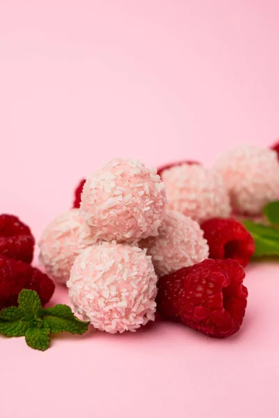 Рожеві кокосові цукерки з малиною — стокове фото