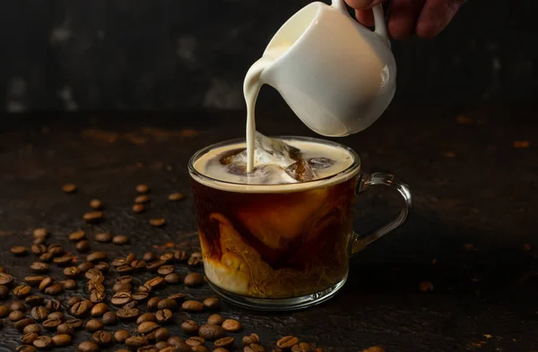 Svart iskaffe med grädde — Stockfoto