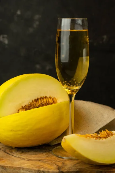 Bir bardak şampanyayla sulu sarı kavun