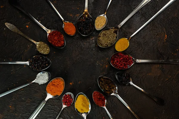Selektivt fokus, matskedar och teskedar med kryddor — Stockfoto