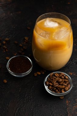 seçici odak, buzlu kahve ve krema