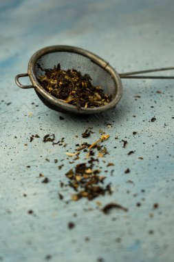 seçici odak, yeşil yaprak çayı mavi arkaplanda elek demlemek için, telif alanı