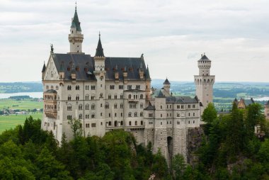 Seçici odak noktası, Almanya 'daki Neuschwanstein kalesi Bulutlu bahar havasında