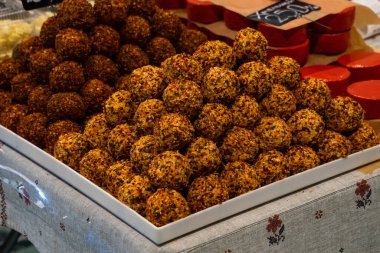 Seçici odaklanma, piyasada ticaret için hazırlanmış lezzetli enerji topları.