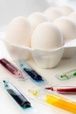 Seçici odak, boyalı beyaz tavuk yumurtaları.