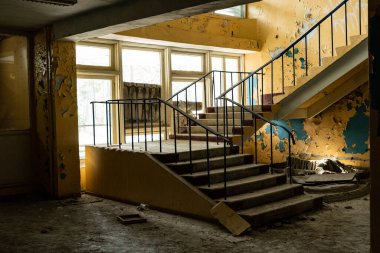 Seçici odak, terk edilmiş eski bir ev