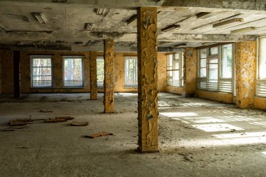 Seçici odak, terk edilmiş eski bir ev