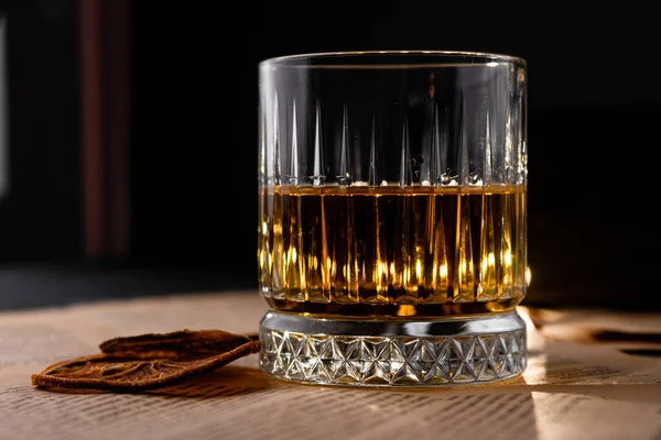 Transparant Glas Rogge Pure Whisky Pagina Uit Boeken Een Donkere — Stockfoto