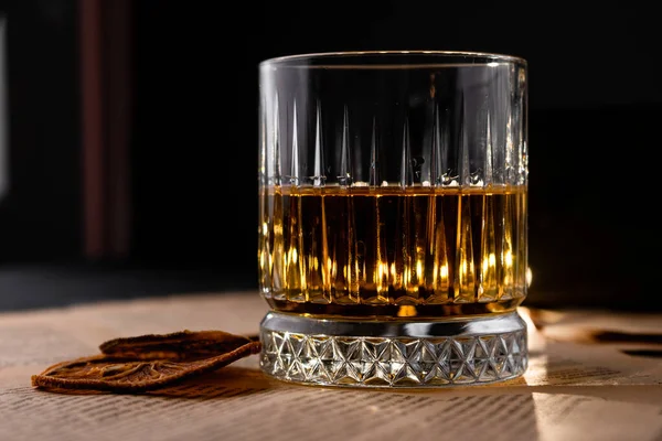 Verre Transparent Whisky Pur Seigle Sur Des Pages Livres Sur — Photo