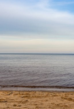 seçici odak, düz ufuk çizgisi, Leningrad bölgesinde bulutlu gökyüzü olan mavi göl