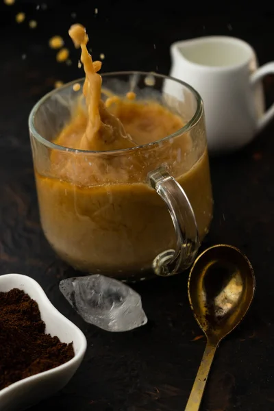 Koude Koffie Met Room Ijs Splash Spetters Koffie — Stockfoto