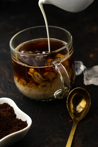 Koude Koffie Met Zware Room Ijs Een Lage Toon Verticale — Stockfoto