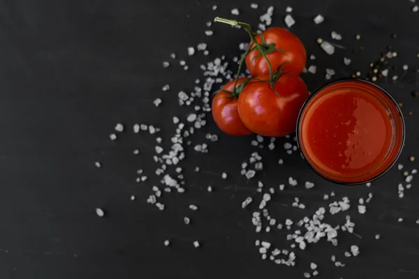 Färsk Tomatjuice Med Fruktkött Med Röda Tomater Och Grovt Salt — Stockfoto