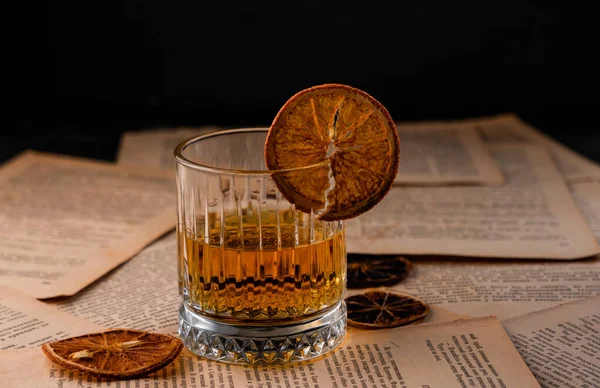Przezroczysta Szklanka Żytniej Czystej Whisky Stronach Książek Ciemnym Tle — Zdjęcie stockowe