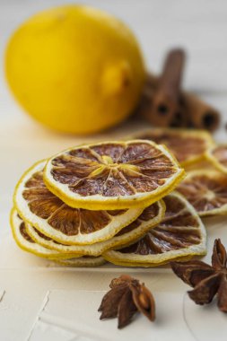 Ev hazırlığı. Dilimlenmiş limon, dilimler, şekersiz ve baharatsız doğal meyve cipsi.