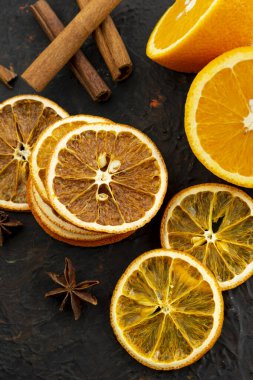 Ev hazırlığı. Dilimlenmiş portakal, dilimler, şekersiz ve baharatsız doğal meyve cipsi.