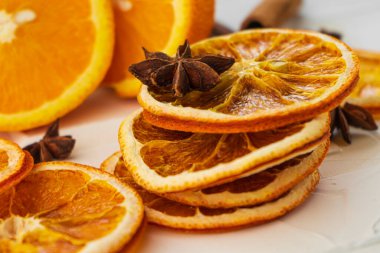 Ev hazırlığı. Dilimlenmiş portakal, dilimler, şekersiz ve baharatsız doğal meyve cipsi.