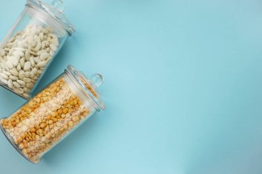 Seçici odak, masada cam kavanozlar, bezelyeler ve fasulyeler içinde yemek yardımı. Üst görünüm, kopyalama alanı