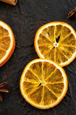 Ev hazırlığı. Dilimlenmiş portakal, dilimler, şekersiz ve baharatsız doğal meyve cipsi.