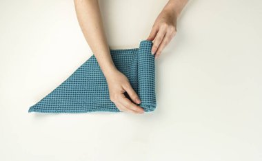 Beşinci adım, havluyu katlanmış köşeye yuvarla, kuyruğu bırak.