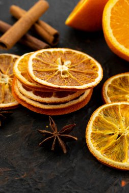 Ev hazırlığı. Dilimlenmiş portakal, dilimler, şekersiz ve baharatsız doğal meyve cipsi.