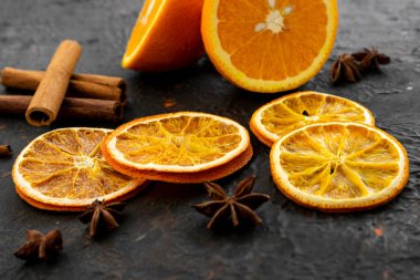 Ev hazırlığı. Dilimlenmiş portakal, dilimler, şekersiz ve baharatsız doğal meyve cipsi.