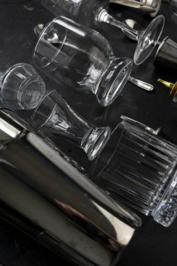 Cam tabaklar, bardaklar ve çelik kaşıklarla barmenlik ekipmanları.