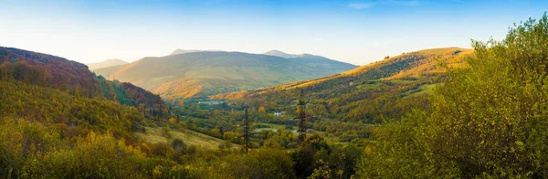Dağlar ve sonbahar orman ve mavi gökyüzü panorama.