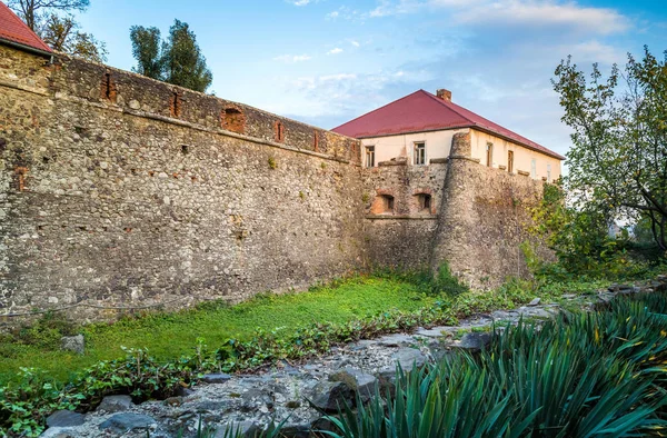 美丽的古城堡，在 Uzhgorod. — 图库照片