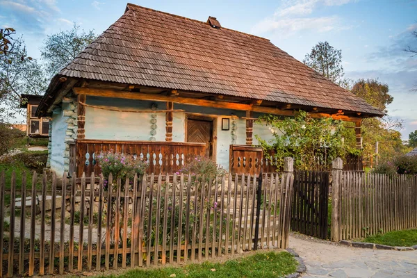 Casa de pueblo tradicional ucraniana en otoño . — Foto de Stock