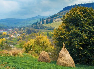 Saman yığını sonbahar Dağ Manzaralı